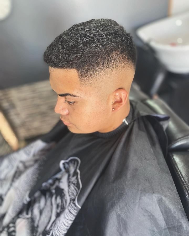 Cliente en la silla de Stylo Ale, con el fade recién terminado